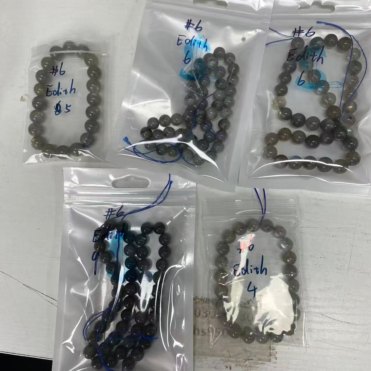 Eine Schale Kristallperlen – Felicity – kann 6 Armbänder herstellen. 6.15
