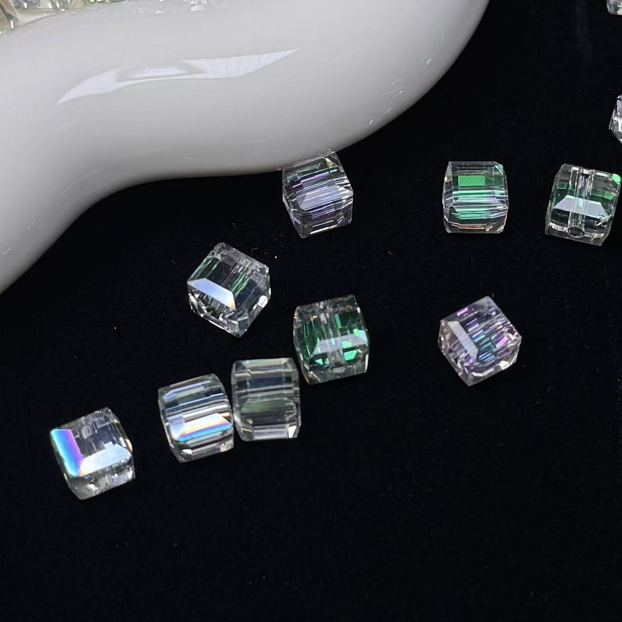 Spring Green Cube Glass Beads 7mm (GL 3)