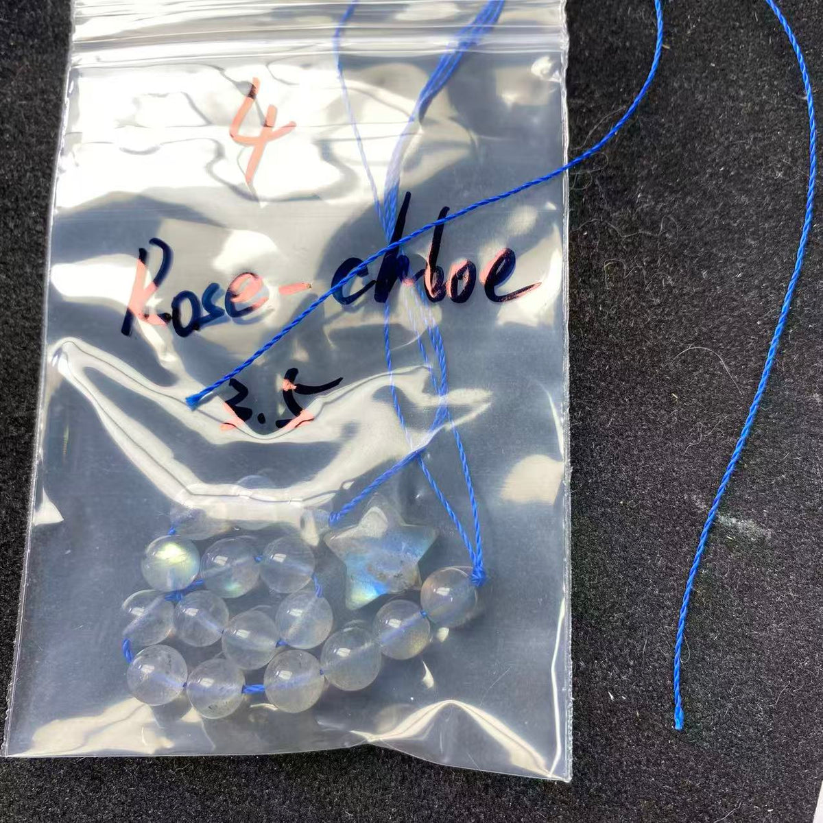 Eine Schale Kristallperlen – Felicity – kann 6 Armbänder herstellen. 6.15