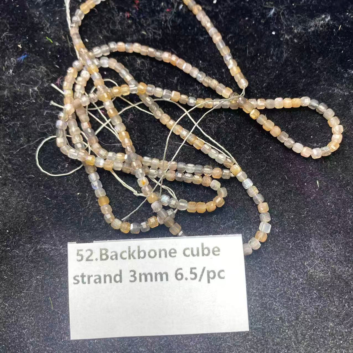 Eine Schale Kristallperlen – Felicity – kann 6 Armbänder herstellen. 6.15