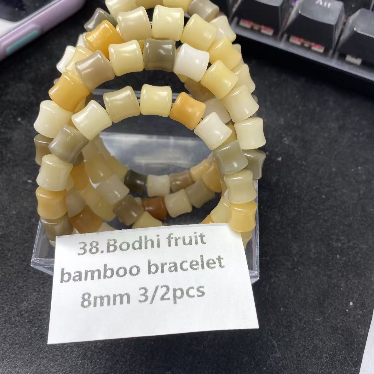 Eine Schale Kristallperlen – Felicity – kann 6 Armbänder herstellen. 6.15
