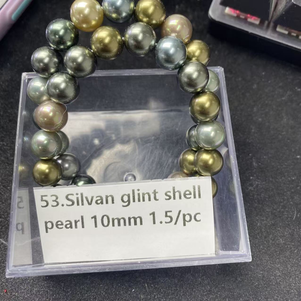 Eine Schale Kristallperlen – Felicity – kann 6 Armbänder herstellen. 6.15
