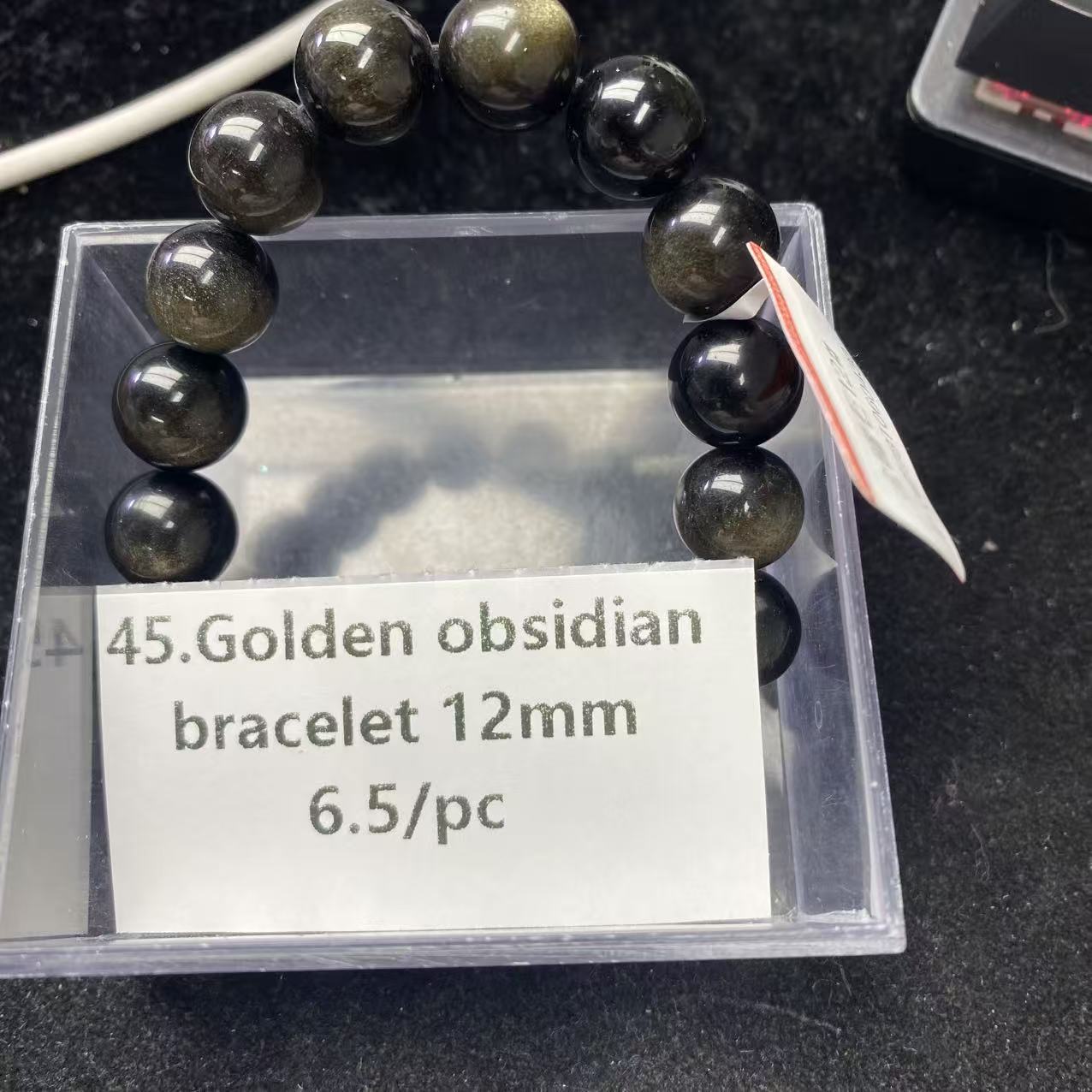 Eine Schale Kristallperlen – Felicity – kann 6 Armbänder herstellen. 6.15