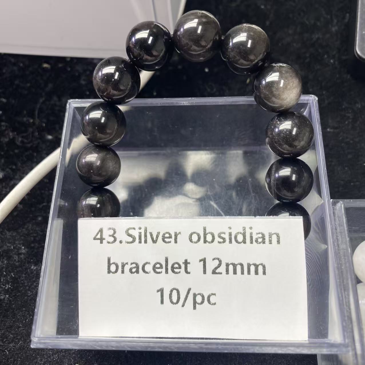 Eine Schale Kristallperlen – Felicity – kann 6 Armbänder herstellen. 6.15