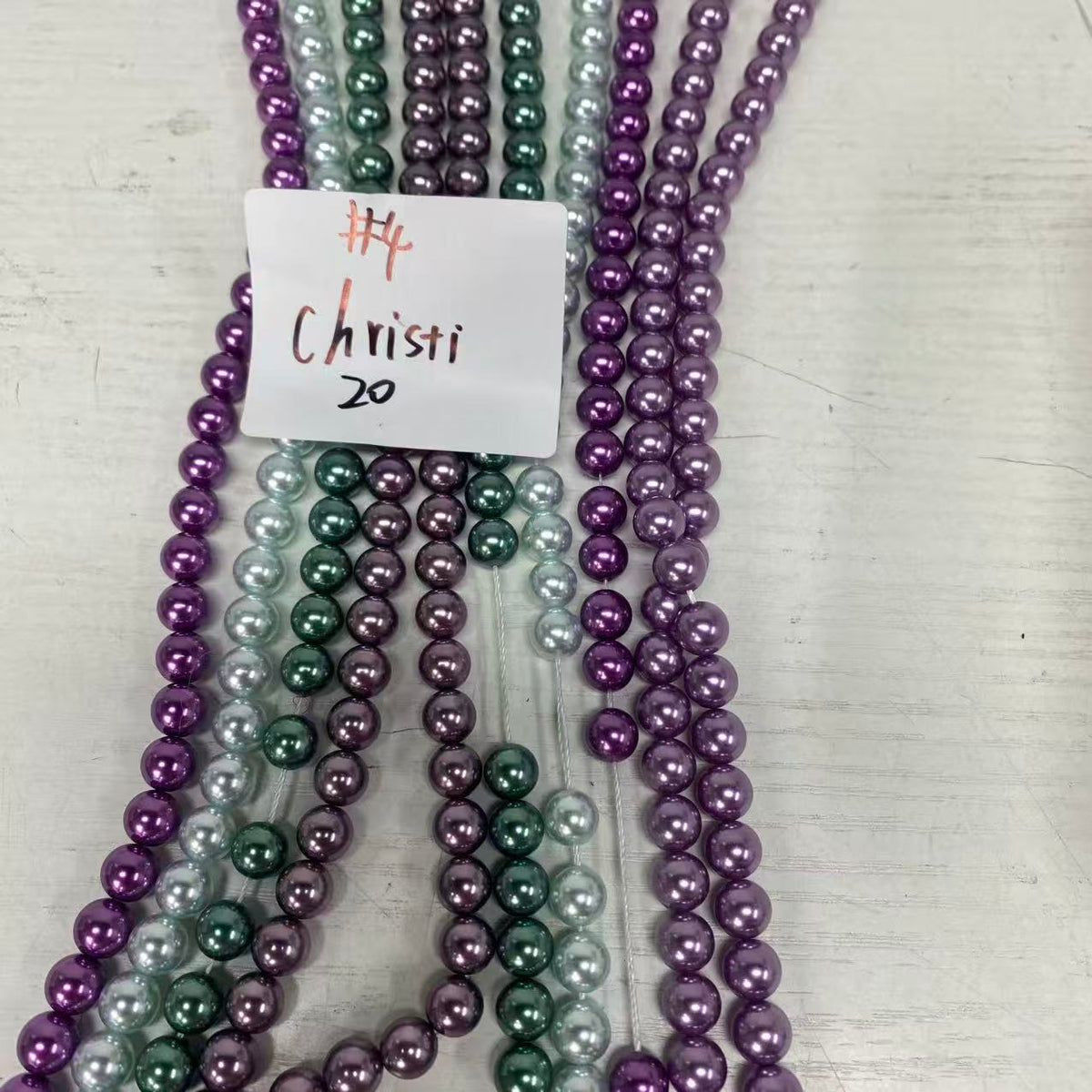 Eine Schale Kristallperlen – Felicity – kann 6 Armbänder herstellen. 6.15