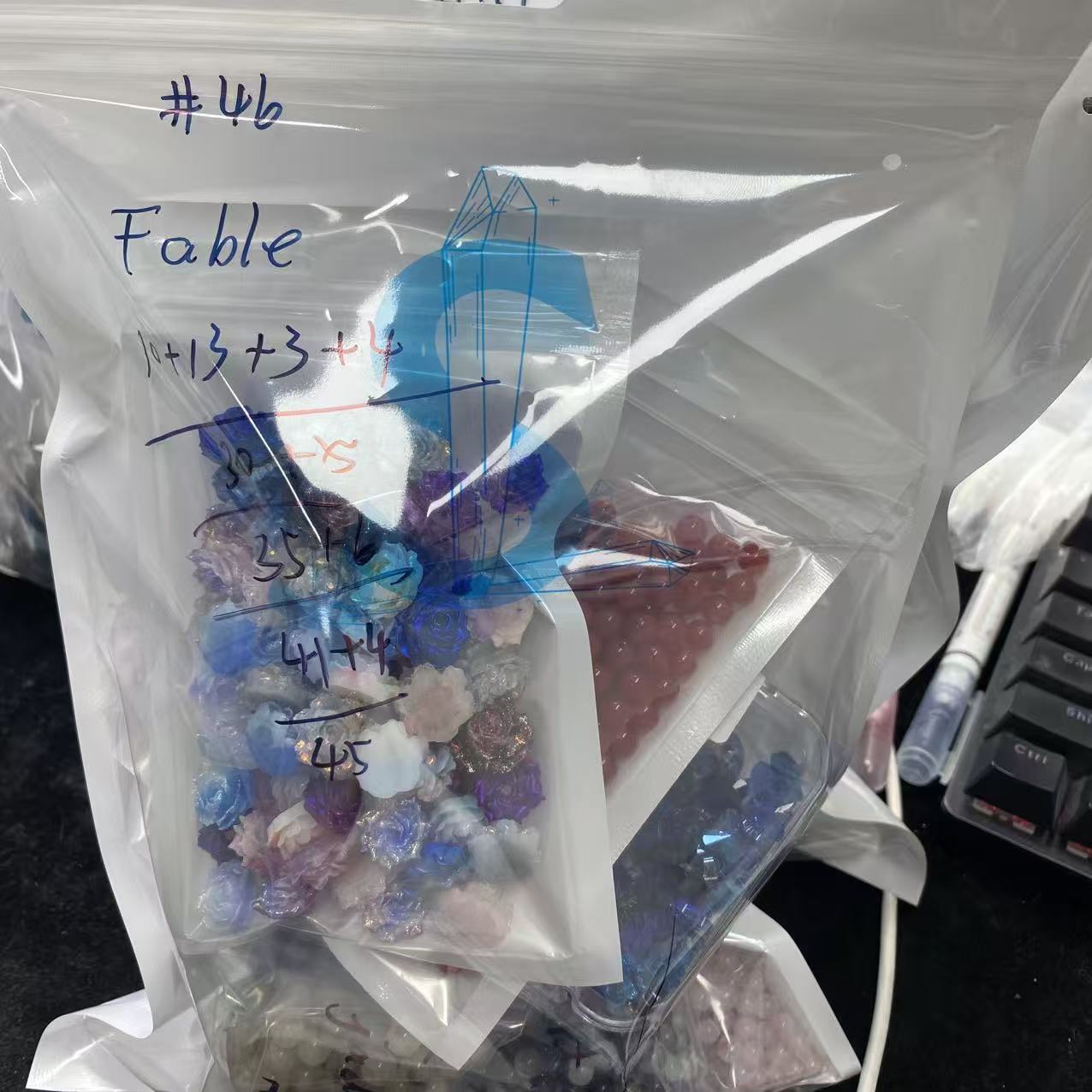 Eine Schale Kristallperlen – Felicity – kann 6 Armbänder herstellen. 6.15
